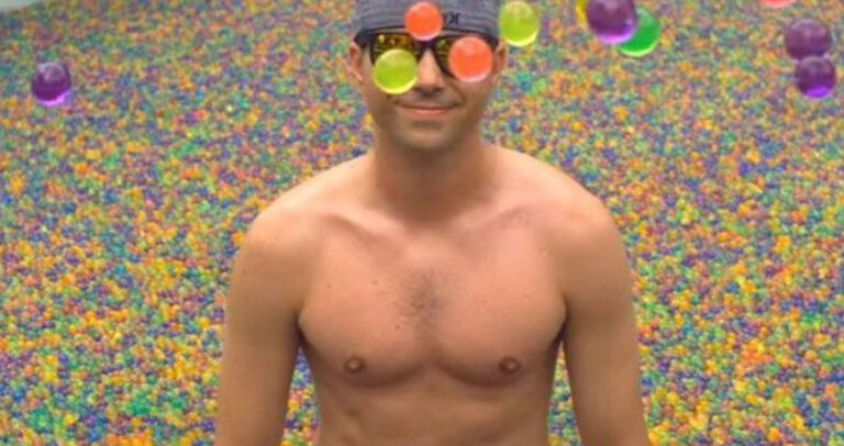 Γέμισε μια πισίνα με 25 εκατ. υδρόφιλες μπαλίτσες για να δει εάν ισχύει η θεωρία του Αρχιμήδη.