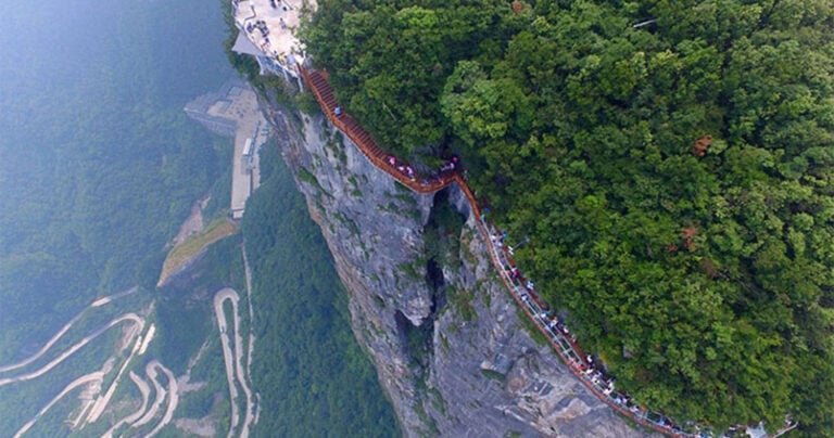 Kόβει την ανάσα ο γυάλινος διάδρομος στην Κίνα που είναι χτισμένος στο… Θεό