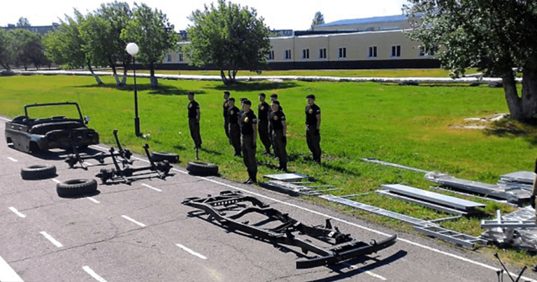 Ρώσοι στρατιώτες συναρμολογούν τζιπάκι σε 4 λεπτά.