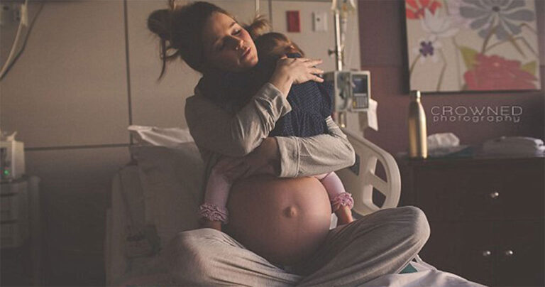 Η στιγμή που μια μητέρα αγκαλιάζει την κόρη της, ενώ ετοιμάζεται να γεννήσει το επόμενο παιδί της.