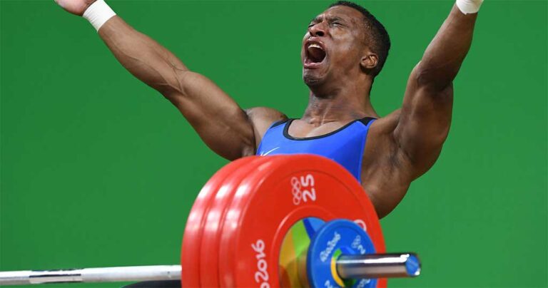 Αυτός ο αρσιβαρίστας κέρδισε το χρυσό μετάλλιο, έβγαλε τα παπούτσια του και αμέσως αποσύρθηκε.