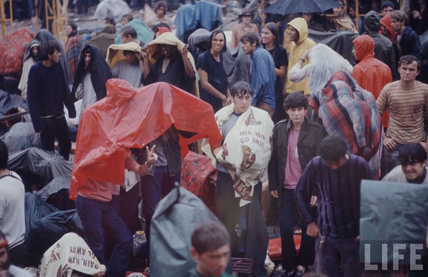 1969-woodstock-music-festival-hippies-bill-eppridge-john-dominis-26-57bc2fc774576__880