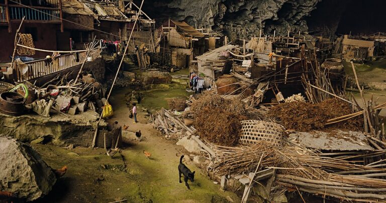 Τεράστια σπηλιά στην Κίνα διαθέτει γήπεδο μπάσκετ, σχολείο και 100 κατοίκους.