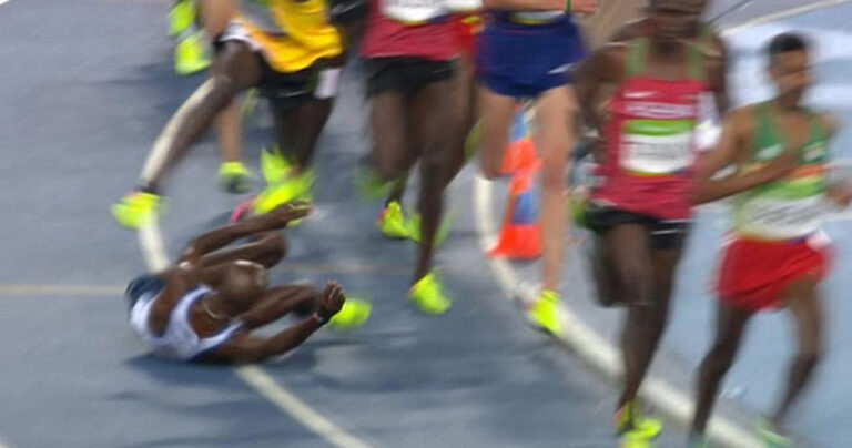 Ο Μοχάμεντ Φάρα έπεσε αλλά στην συνέχεια σηκώθηκε και κέρδισε το χρυσό.