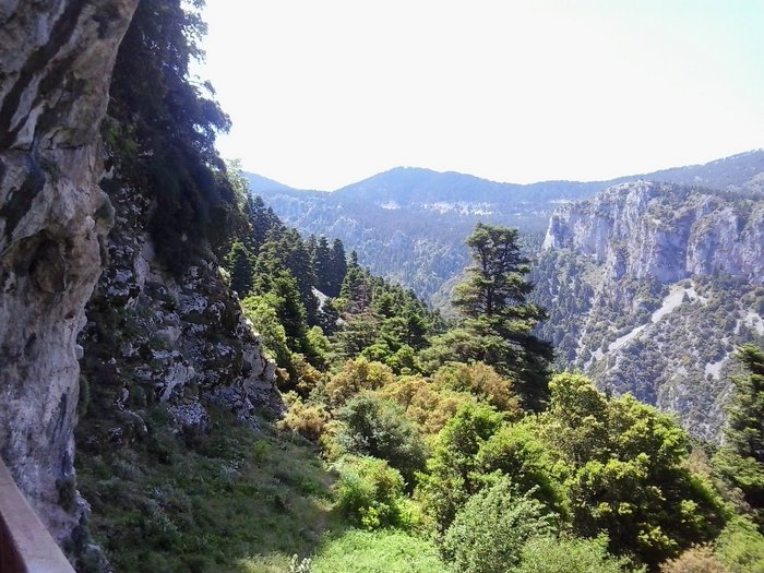 Στην Αμφίκλεια μέσα σε μια σπηλιά βρίσκεται χτισμένο ένα παμπάλαιο εκκλησάκι!