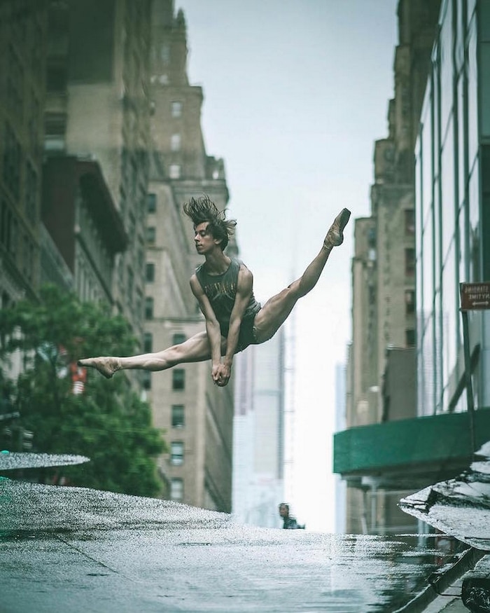 urban-ballet-dancers-new-york-streets-omar-robles-90-57b30f88e0dda__700