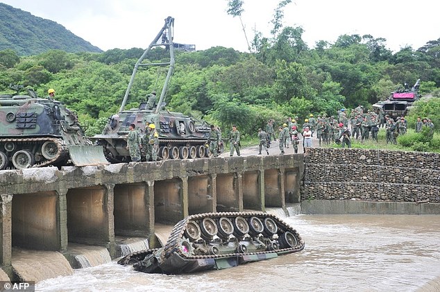 3J6js6PhxZ24a1421f52b14bd4d4-3742747-The_tank_was_returning_to_camp_in_southern_Pingtung_county_after-a-28_1471384092387