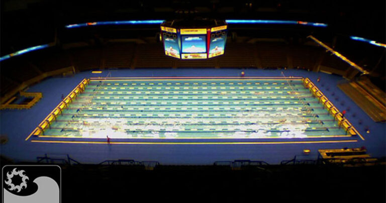 Δείτε πόσο γρήγορα τοποθετείται μια πισίνα Ολυμπιακών διαστάσεων σε ένα γήπεδο μπάσκετ
