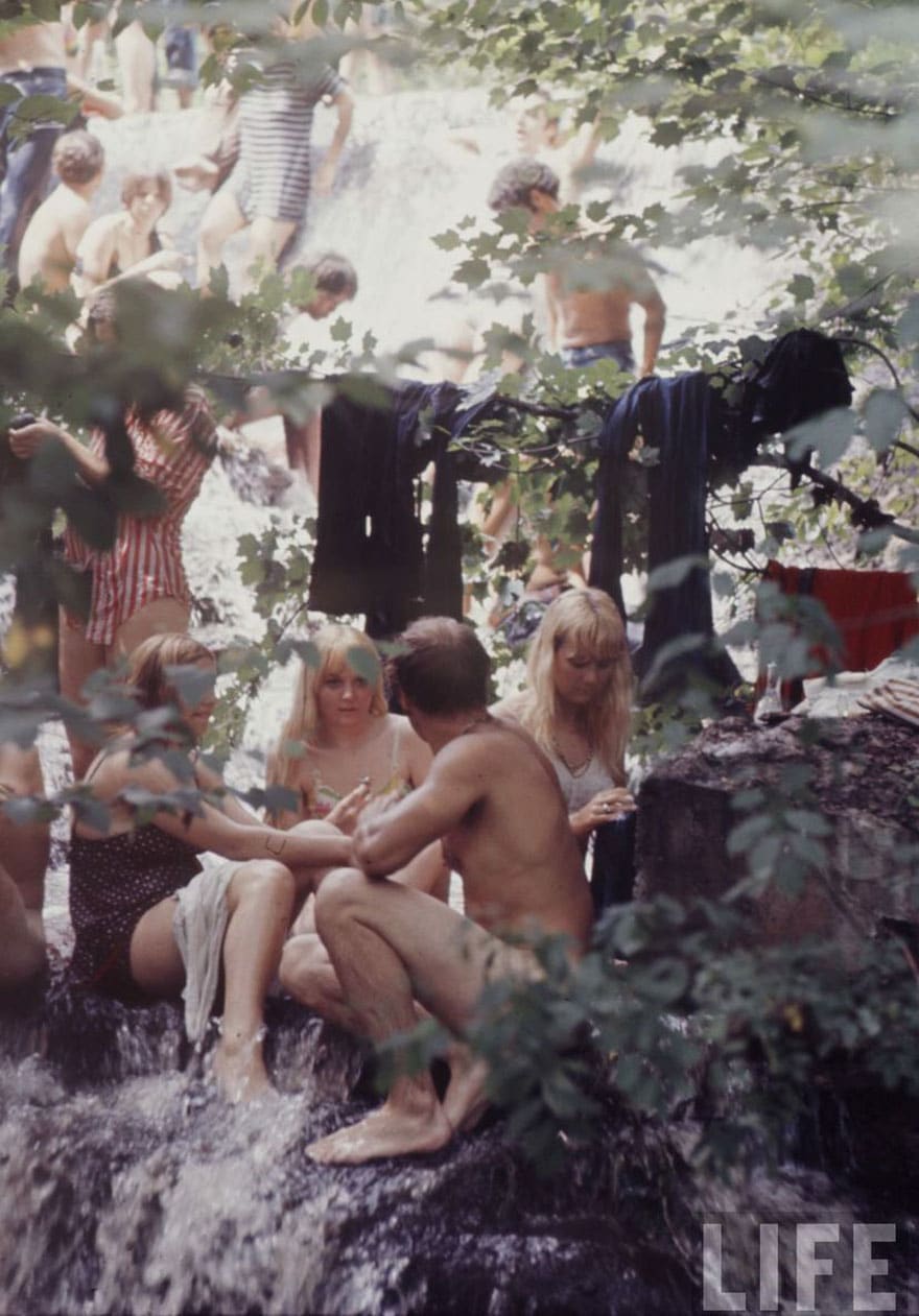 1969-woodstock-music-festival-hippies-bill-eppridge-john-dominis-54-57bc3028bc6c2__880