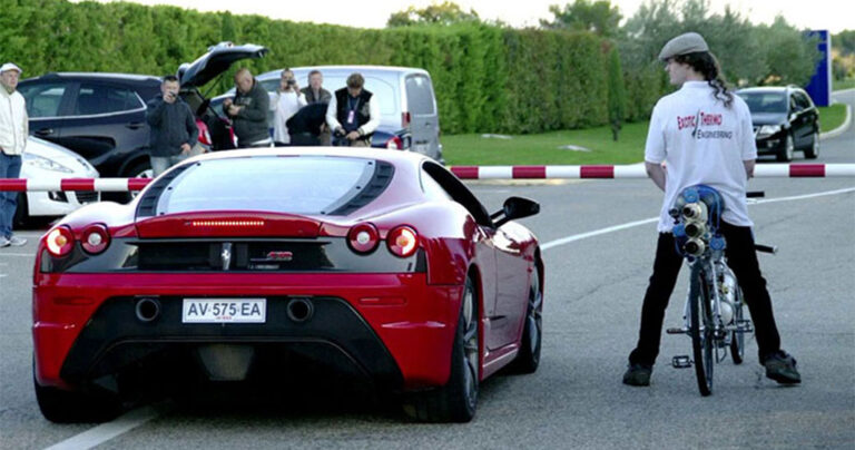 Ποδήλατο προσπερνάει μια Ferrari με 330χλμ!