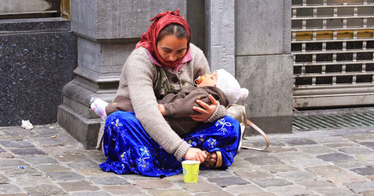 Γιατί τα μωρά των γυναικών που ζητιανεύουν συνεχώς κοιμούνται;