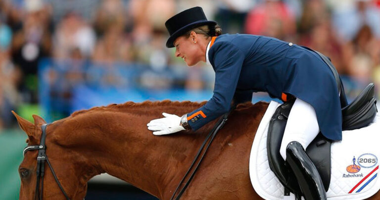 Ολυμπιονίκης εγκαταλείπει τον αγώνα της στο Ρίο για να προστατεύσει το άλογό της.