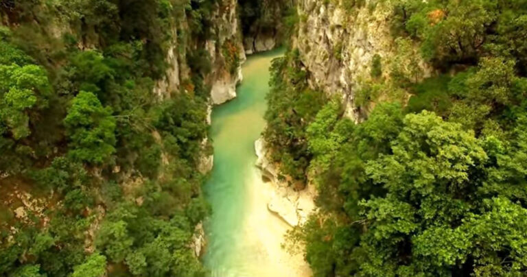 Δείτε από ψηλά τον μυθικό ποταμό Αχέροντα απ’ όπου περνούσαν οι ψυχές για να κατέβουν στον Άδη