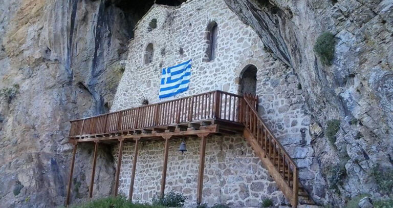 Στην Αμφίκλεια μέσα σε μια σπηλιά βρίσκεται χτισμένο ένα παμπάλαιο και πανέμορφο εκκλησάκι.