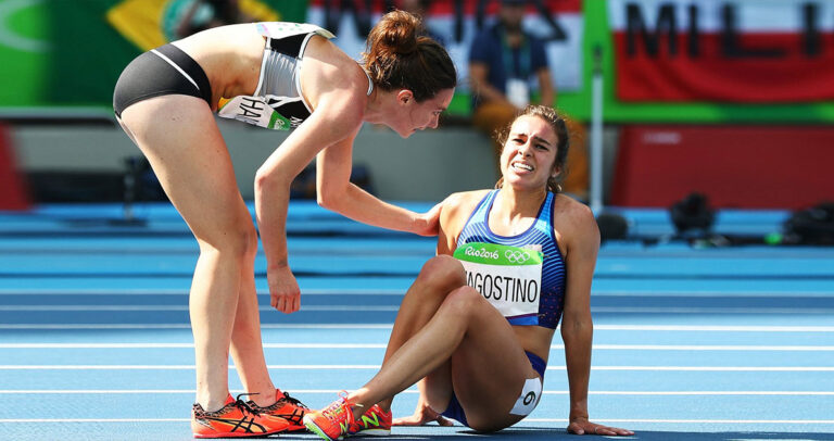 To σπάνιο μετάλλιο Πιερ ντε Κουμπερτέν πήραν οι αθλήτριες που βοήθησαν η μια την άλλη να τερματίσουν.