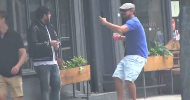 Ο Λεονάρντο ντι Κάπριο έκανε φάρσα σε φίλο του διάσημο ηθοποιό κάνοντας ότι είναι θαυμαστής του!