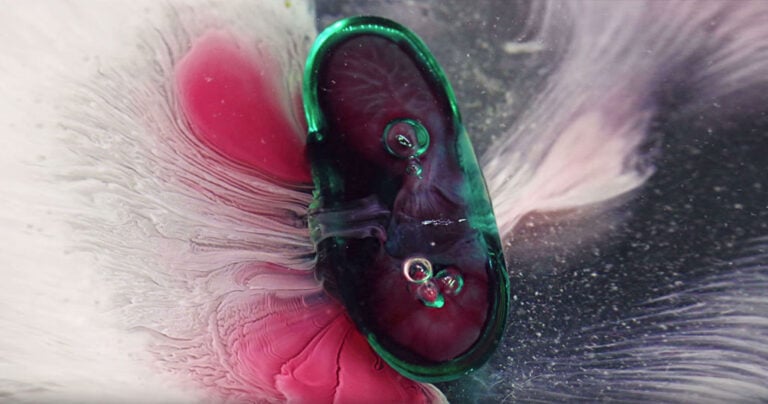 Εντυπωσιακό βίντεο δείχνει από πολύ κοντά πως διαλύονται τα χάπια μέσα στο νερό.