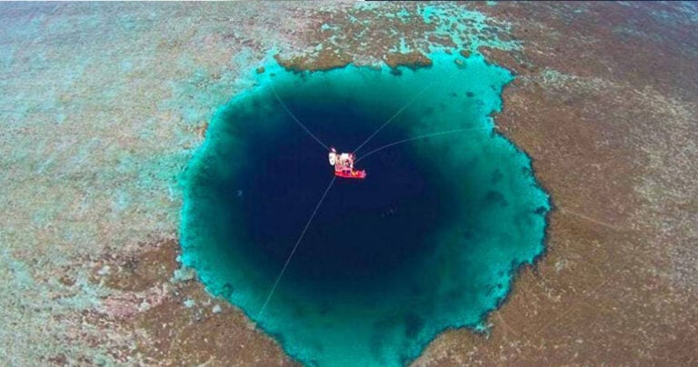Η «τρύπα του Δράκου» είναι η πιο βαθιά θαλάσσια τρύπα στον κόσμο.