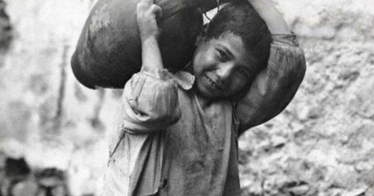 40 σπάνιες φωτογραφίες από τότε που πήγαιναν το νερό στο σπίτι στην Ελλάδα