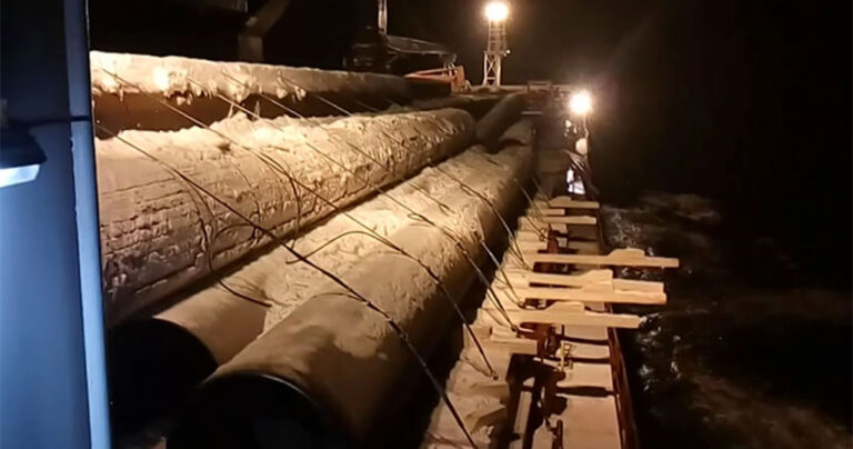 Θαλασσοταραχή ρίχνει εκατοντάδες τόνους φορτίου ενός πλοίου στην θάλασσα
