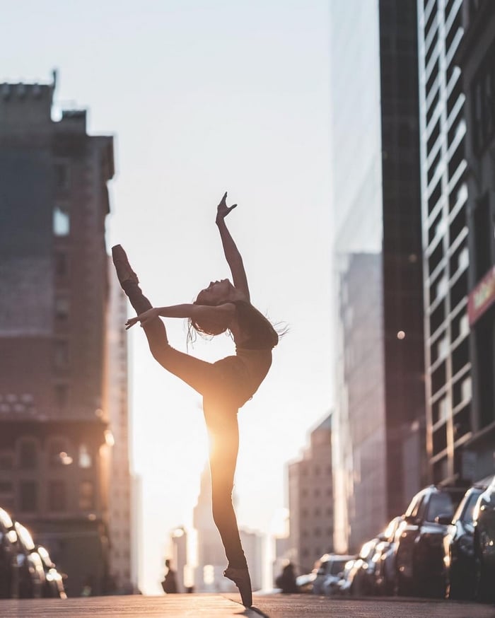 urban-ballet-dancers-new-york-streets-omar-robles-24-57b30e7268520__700