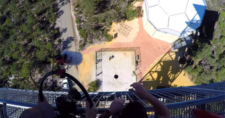 Μπάλα του bowling πέφτει από 45 μέτρα πάνω σε ένα τσεκούρι