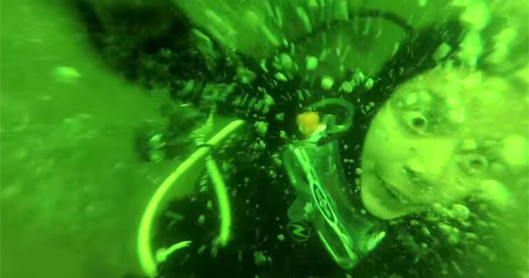 Δύτρια παθαίνει κρίση πανικού σε βάθος 15 μέτρων