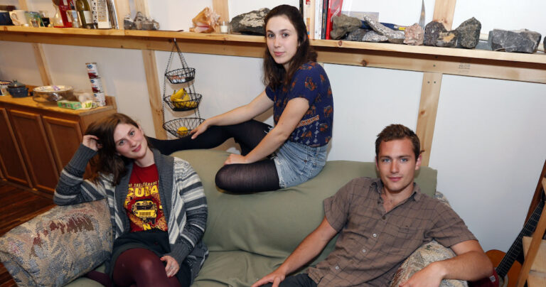 Φοιτητές αγόρασαν ένα παλιό καναπέ για 18 ευρώ. Αυτό που βρήκαν μέσα τους άλλαξε τη ζωή.