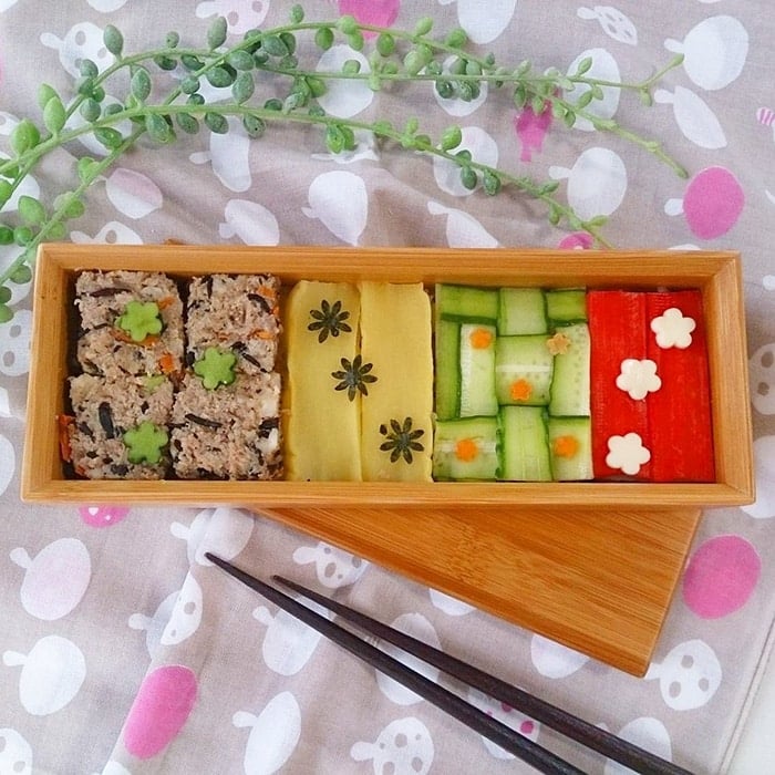 mosaic-sushi-10-57bfe92d0bef9__700