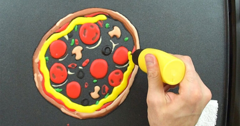 Δείτε πως φτιάχνεται μια τηγανίτα με μορφή πίτσας