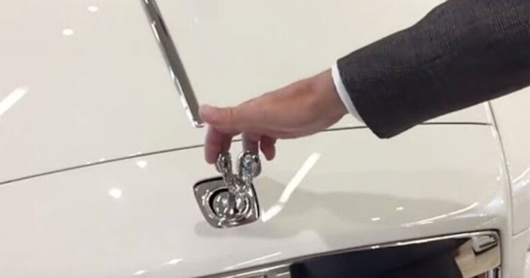 Δείτε τι συμβαίνει όταν προσπαθήσεις να κλέψεις ένα σήμα Rolls Royce