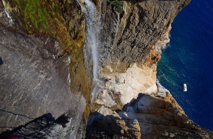 Ο ψηλότερος καταρράκτης που χύνεται σε θάλασσα στον κόσμο, βρίσκεται στην Ελλάδα!