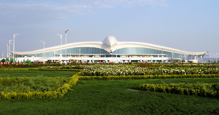 Το Τουρκμενιστάν εγκαινίασε το νέο του αεροδρόμιο που έχει σχήμα αετού και κόστισε 2.3 δισ. δολάρια.