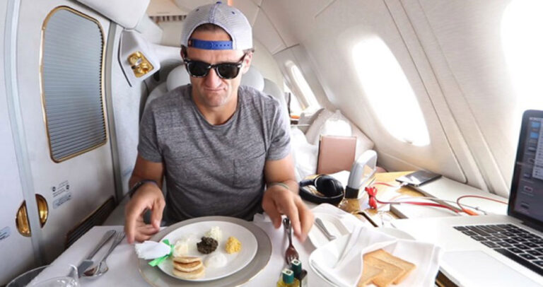 Έτσι είναι να πετάς σε μια αεροπορική θέση αξίας 19.000 ευρώ.