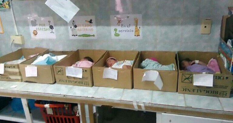 Η κρίση στην Βενεζουέλα αναγκάζει τα νοσοκομεία να βάζουν τα νεογέννητα σε χαρτόκουτα.