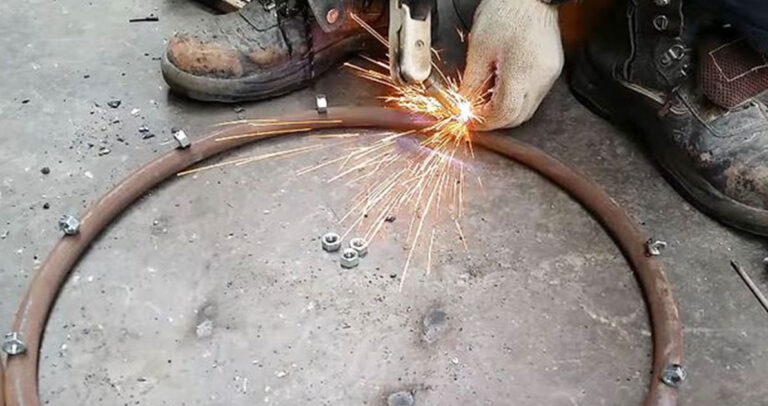 Έτσι φτιάχνεται η στεφάνη και το ταμπλό μιας μπασκέτας.