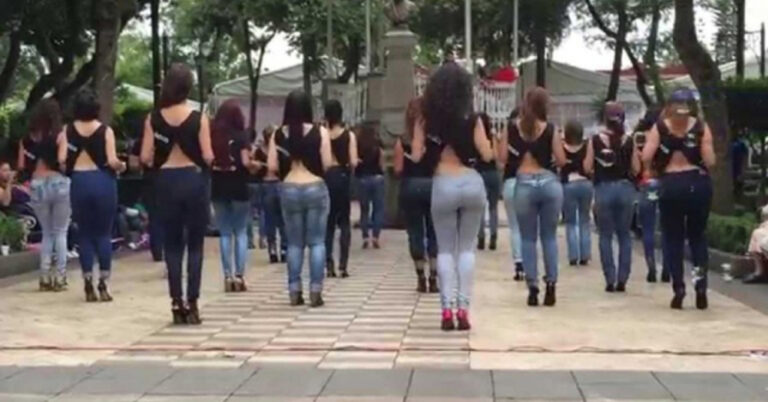 Όλοι λένε πως αυτός ο συγκεκριμένος χορός είναι πάρα πολύ αισθησιακός.