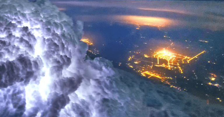 Σπάνιες φωτογραφίες από το πιλοτήριο αεροπλάνου που οι απλοί επιβάτες δεν θα δουν ποτέ