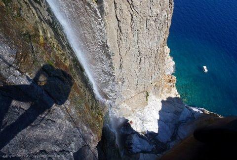 Ο ψηλότερος καταρράκτης που χύνεται σε θάλασσα στον κόσμο, βρίσκεται στην Ελλάδα!