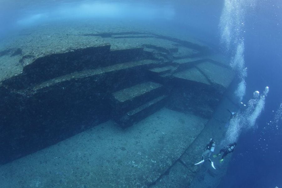 okinawa-tauchen-yonaguni-ruinen-gesteinstufen