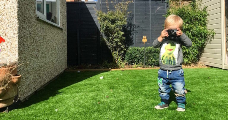 Δίνει τη φωτογραφική μηχανή του στον 19 μηνών γιο του για να δεί την οπτική του γωνία