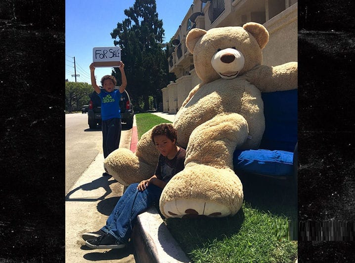0830-kids-selling-bear-sub-3