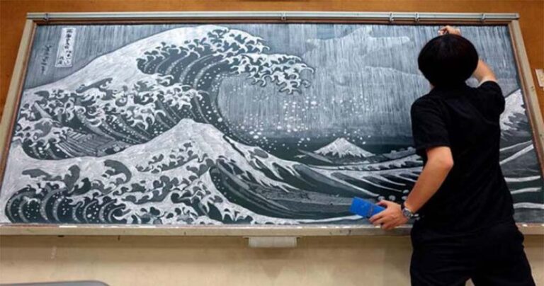 Καθηγητής από την Ιαπωνία εκπλήσσει τους μαθητές του με απίστευτα έργα τέχνης στον πίνακα