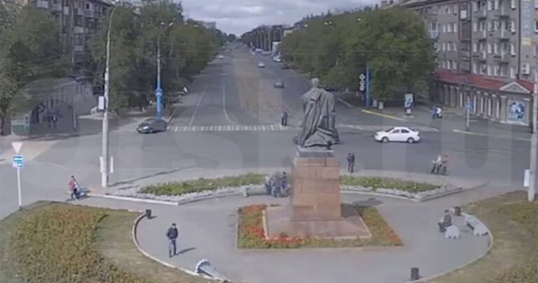 Ανεξέλεγκτο φορτηγάκι μας δείχνει τον ορισμό της φράσης «παρά τρίχα»