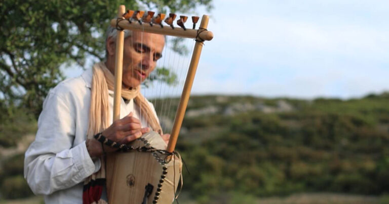 Ακοúστε Αρχαία ελληνική λúρα και προσπαθńστε να μη δακρúσετε