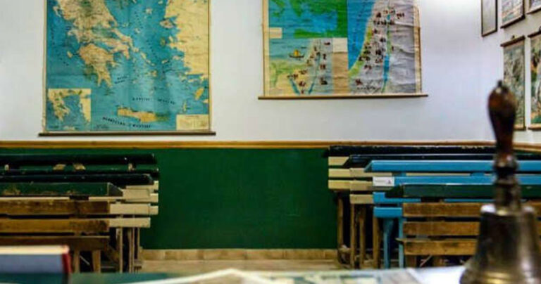 Το παλιό αλφαβητάρι, ο μαυροπίνακας και τα ξύλινα θρανία.