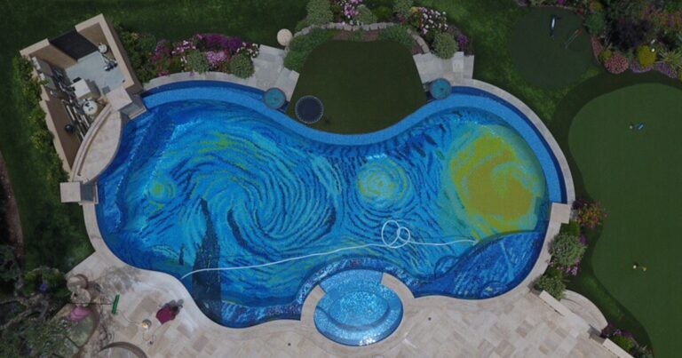 H πισίνα που γίνεται μια «έναστρη νύχτα» όταν την βλέπουμε από ψηλά.