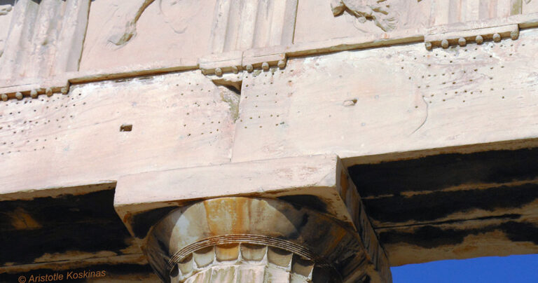 Γιατί ο Παρθενώνας έχει πάνω του τρύπες;