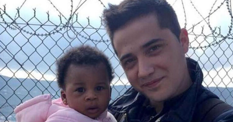 Έλληνας Αστυνομικός θέλησε να υιοθετήσει προσφυγόπουλο στη Σάμο.