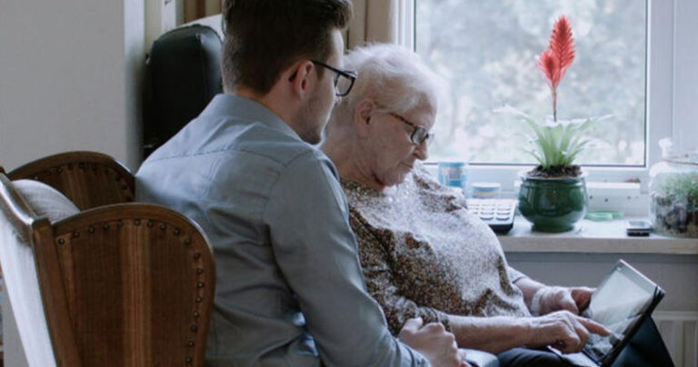 Γηροκομεία προσφέρουν δωρεάν στέγη σε νέους αρκεί να κρατούν παρέα με τους ηλικιωμένους